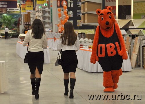 Немецкие ретейлеры сегодня порадовали музыкой, угощениями, розыгрышами призов и ростовыми куклами