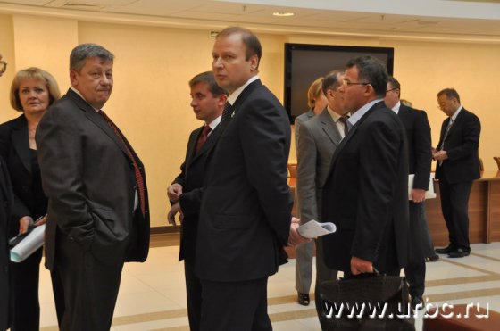 В зал Аркадий Чернецкий явился в сопровождении Михаила Максимова, покидал же его в сопровождении Виктора Шептия В зал Аркадий Чернецкий явился в сопровождении Михаила Максимова, покидал же его в сопровождении Виктора Шептия