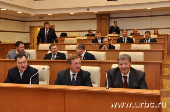 Сам бывший депутат ППЗС, сначала Аркадий Чернецкий устроился среди депутатов верхней палаты, но коллеги попросили его пересесть в президиум — лицом к высокопоставленному народу Сам бывший депутат ППЗС, сначала Аркадий Чернецкий устроился среди депутатов верхней палаты, но коллеги попросили его пересесть в президиум — лицом к высокопоставленному народу