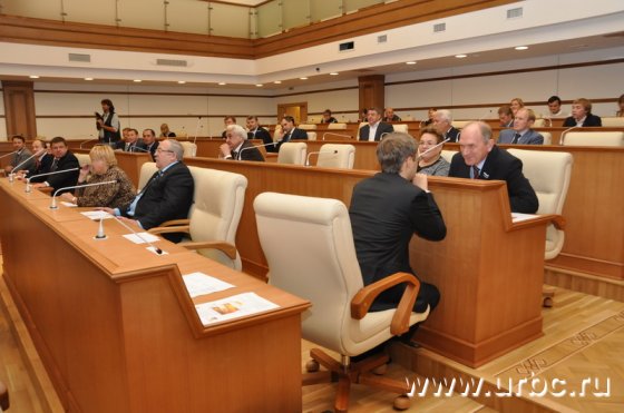 Настроение на фракции было явно нерабочее: единороссы рассчитывали «отстреляться» по-быстрому и разойтись Настроение на фракции было явно нерабочее: единороссы рассчитывали «отстреляться» по-быстрому и разойтись