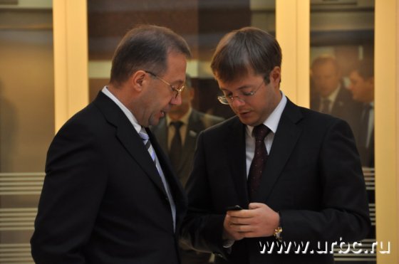 Депутаты Ковпаки успевают решать семейные вопросы перед началом заседания фракции Депутаты Ковпаки успевают решать семейные вопросы перед началом заседания фракции