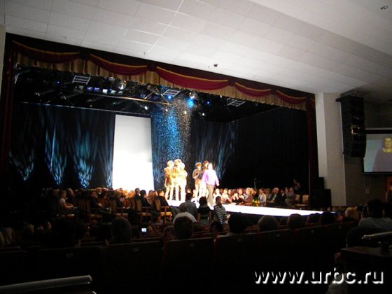 Один из элементов шоу — посыпавшийся искусственный снег, который спугнул VIP-персон со своих мест