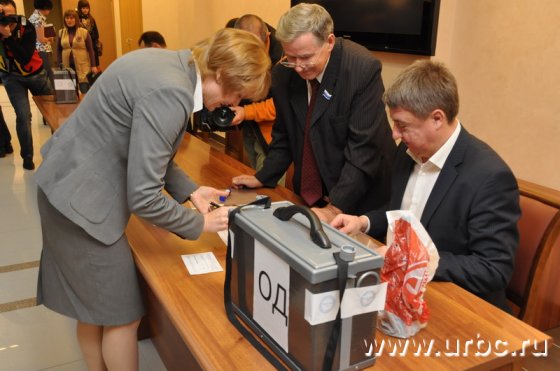 Тайное голосование не позволило выявить тех пятерых, кто голосовал против отправки Аркадия Чернецкого в Москву Тайное голосование не позволило выявить тех пятерых, кто голосовал против отправки Аркадия Чернецкого в Москву