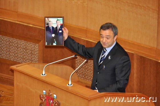 Георгий Перский дарит Аркадию Чернецкому фото на память Георгий Перский дарит Аркадию Чернецкому фото на память