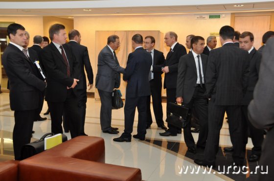 Свердловский кабмин увлеченно следит за происходящим в зале заседаний из холла Свердловский кабмин увлеченно следит за происходящим в зале заседаний из холла