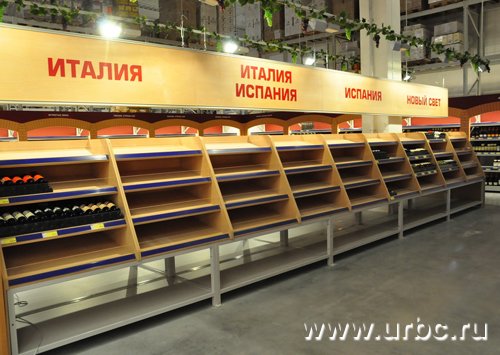 К техническому открытию в «МЕТРО» на Уралмаше не успели  завезти алкоголь: машина застряла на полпути к винному отделу