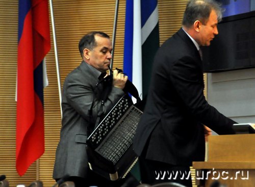 Протокольную встречу решили разбавить неформальными элементами — кинопоказом и аккомпанементом баяна Протокольную встречу решили разбавить неформальными элементами — кинопоказом и аккомпанементом баяна