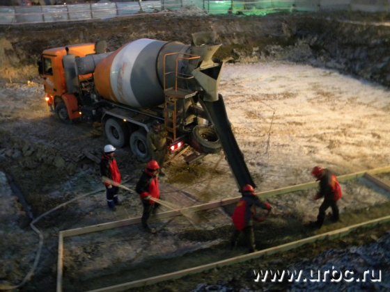 По окончании церемонии строители радостно закатали счастливые «пятаки» в бетон По окончании церемонии строители радостно закатали счастливые «пятаки» в бетон