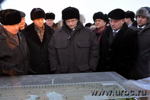 Михаил Зуев, Дмитрий Пумпянский, Александр Мишарин и Анатолий Гредин (слева направо) внимательно изучили проект и решили, что поселок должен быть еще больше и еще дешевле