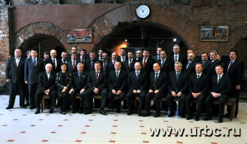 В знак достигнутого консенсуса чиновники и бизнесмены сделали фото на память в интерьерах позапрошлого века