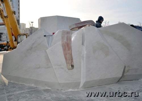 Будущий памятник Борису Ельцину пока скрывают от посторонних глаз под пленкой Будущий памятник Борису Ельцину пока скрывают от посторонних глаз под пленкой