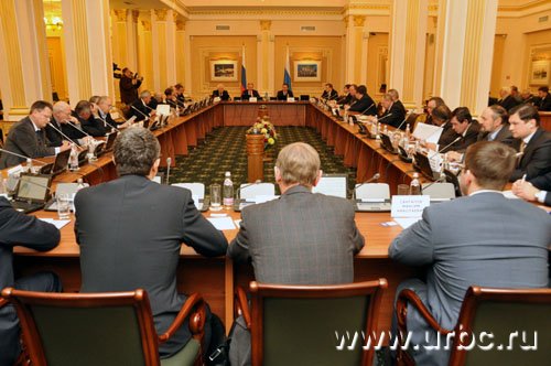 Раз в квартал в зале Уральского оптико-механического завода собирается весь цвет уральского машиностроения Раз в квартал в зале Уральского оптико-механического завода собирается весь цвет уральского машиностроения