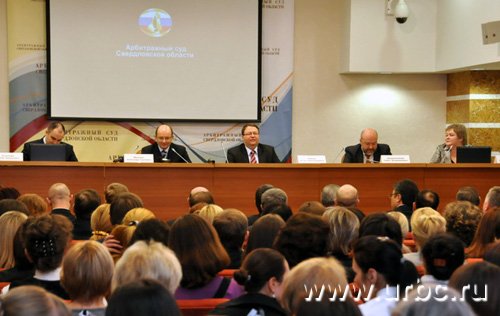 В зале, полном сотрудников суда, VIP-гости поздравили Ирину Решетникову с новосельем и повышением по службе В зале, полном сотрудников суда, VIP-гости поздравили Ирину Решетникову с новосельем и повышением по службе