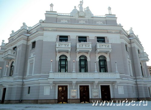 Стоимость одной земли, без здания, которому в будущем году исполнится 100 лет, в театре оценили в 200 млн. рублей