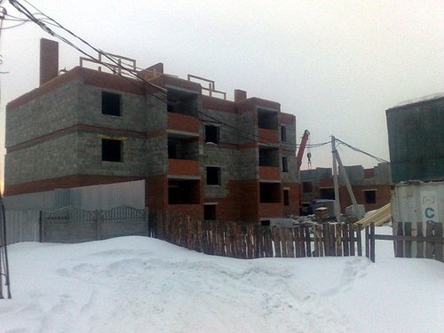 В поселке Совхозный, несмотря на запрет администрации города, строительство многоэтажек продолжается В поселке Совхозный, несмотря на запрет администрации города, строительство многоэтажек продолжается