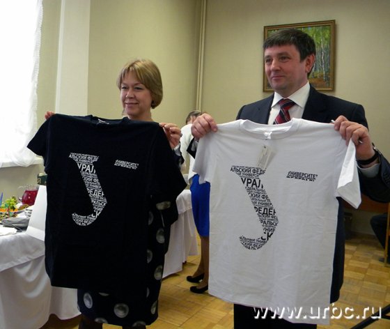 Руководитель проектов брендинга Анна Краснова и ректор УрФУ Виктор Кокшаров к презентации логотипа подготовили футболки с фирменным начетанием вуза
