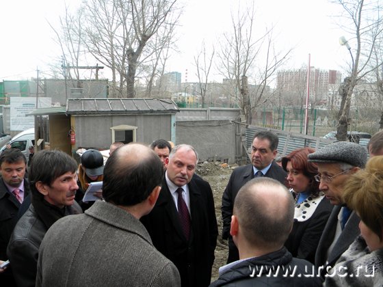 Директор СМУ-3 (справа от Анатолия Гредина) называет обвинения областных властей лживыми и обещает жаловаться в Кремль Директор СМУ-3 (справа от Анатолия Гредина) называет обвинения областных властей лживыми и обещает жаловаться в Кремль