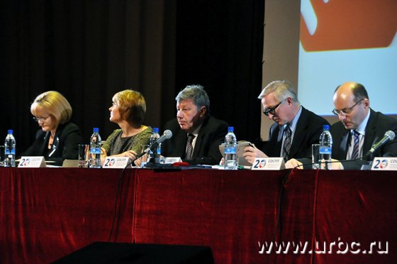 На юбилейное заседание СОСПП собрались все традиционные друзья бизнеса: (слева на право) Людмила Бабушкина, Елена Чечунова, Аркадий Чернецкий, Александр Шохин, Александр Мишарин