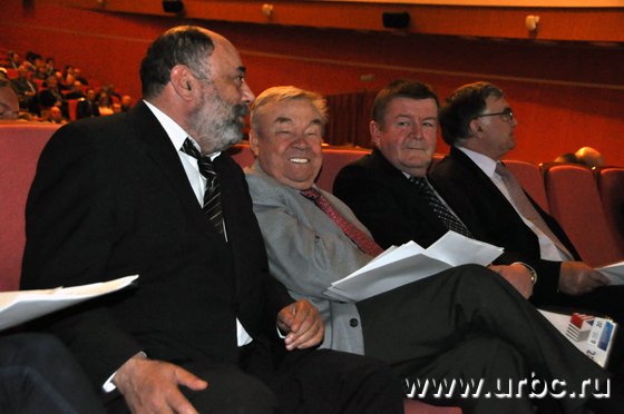 Промышленники предпочитают оставаться в кругу своих: для них в зале были выделены отдельные ряды, вдалеке от чиновников