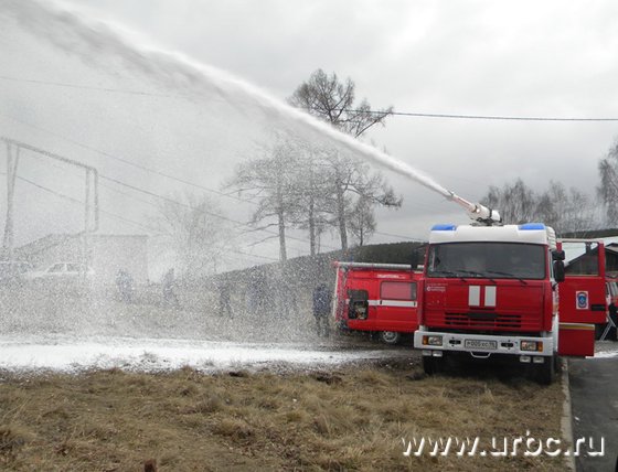 В качестве показательной на учения пригнали новенькую технику из пожарных частей области — вся она собирается на базе ЗиЛ, но губернатор потребовал отдать заказы многостральному АМУРу
