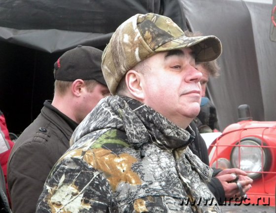 Выглядевший как настоящий военный Аркадий Белявский уклонялся от ответов на вопросы о дефиците лекарств