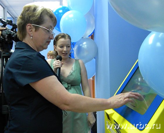 Галина Фардеева лично проверила терминал электронной очереди в новом отделении Единого Расчетного Центра