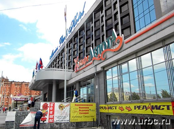 Многочисленную рекламу кафе и магазинов на «Маринс Парк Отеле» (бывшая гостиница «Свердловск») Виктор Контеев посоветовал убрать