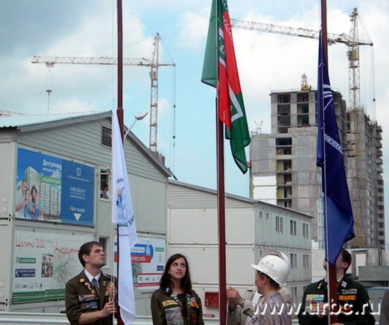 Торжественный подъем флагов над Академическим