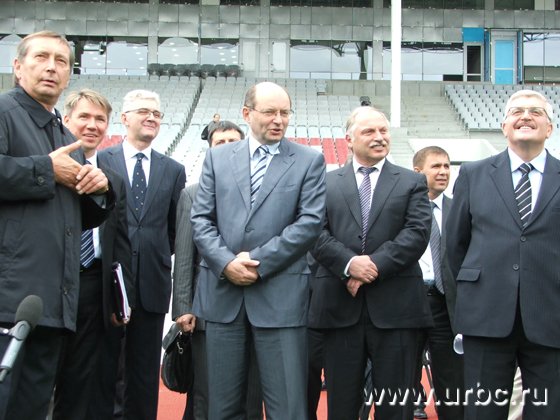 Чиновникам демонстрируют систему полива игровой площадки