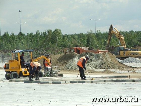 На парковке «Екатеринбург-ЭКСПО» еще укладывают покрытие