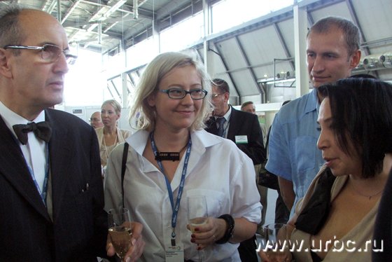 Консул Франции Пьер Филатофф, дизайнер Наталья Соломеина и директор уральского филиала ГЦСИ Алиса Прудникова на открытии выставки «Технологии в фокусе искусства: очарование и вызов»