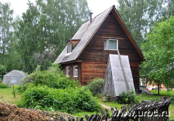 Дом со знаменитыми на весь поселок «удобствами», в котором живет Александр Добров