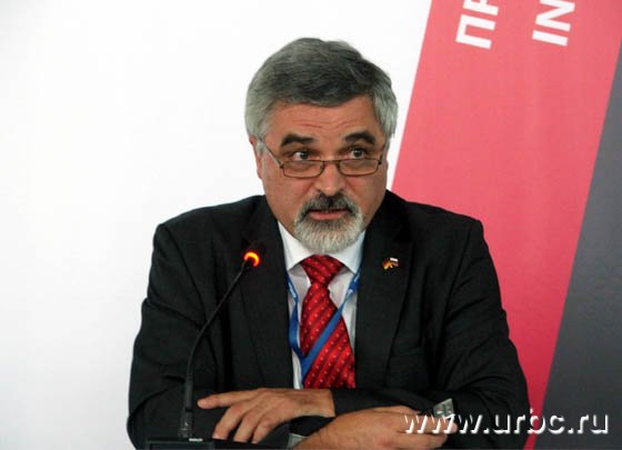 Рольф Эпштайн приехал из Германии, чтобы представить новейшую разработку на «Иннопроме-2011» Рольф Эпштайн приехал из Германии, чтобы представить новейшую разработку на «Иннопроме-2011»