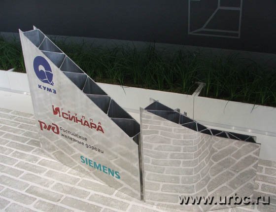 Так выглядит стена корпуса скоростного электропоезда Так выглядит стена корпуса скоростного электропоезда