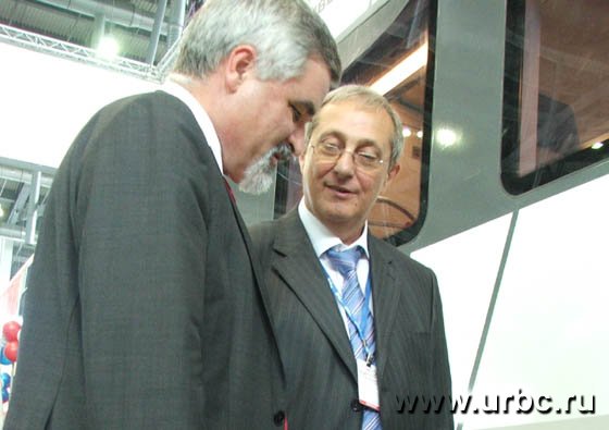 Представители Siemens легко поднимают алюминиевые конструкции будущего вагона Представители Siemens легко поднимают алюминиевые конструкции будущего вагона