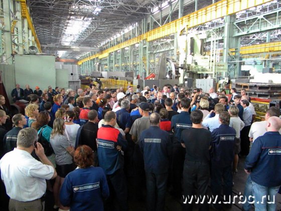 Якобы стихийный митинг рабочих в честь прибытия губернатора