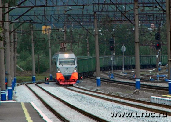 Электровоз «Гранит» везет за собой состав в 100 вагонов  длиной почти 1,5 км