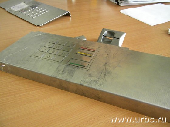 Снаружи фальш-панель и картридер практически не отличаются от настоящих