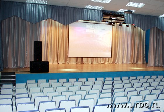 Современный актовый зал может принять до 560 человек