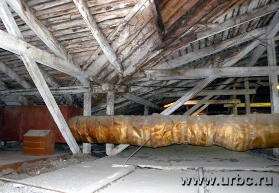 Заместитель управляющего ТЦ «Пассаж»: Пока мы здесь находимся, главный энергетик стоит рядом и контролирует ситуацию. Затем все чердачное помещение будет обесточено