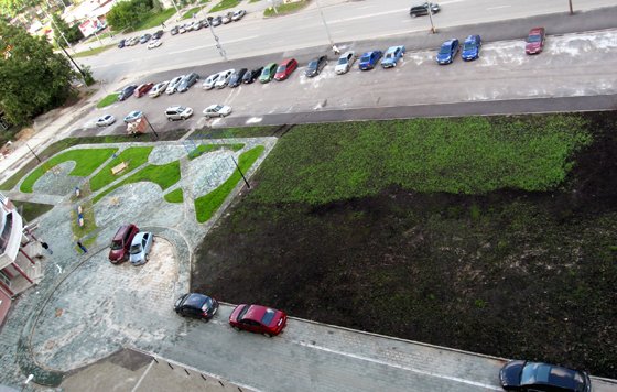 На месте черного поля жильцы планировали увидеть площадки для отдыха. Фотография предоставлена жителями дома