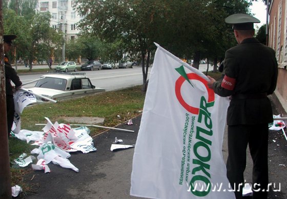 После того как пикетчиков отогнали от здания суда, они переместились поближе к зданию редакции телекомпании «Россия-Урал»