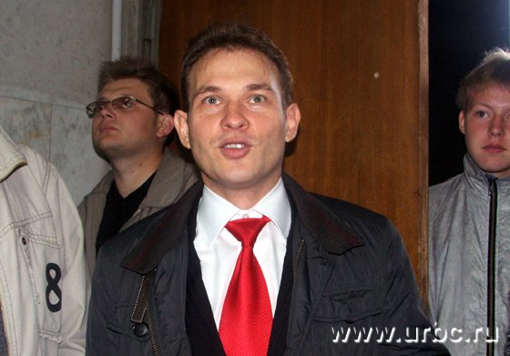 В здание суда Максим Петлин зашел последним, предварительно пропустив всех журналистов