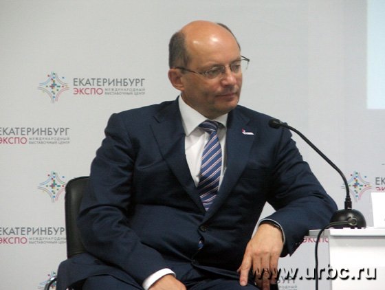 Далекий от сельского хозяйства железнодорожник Александр Мишарин сегодня явно скучал