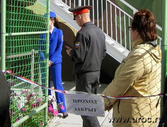 Красноречивая надпись, красноречивая поза