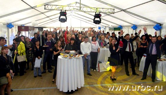 Праздничный фестивальный шатер еле вместил всех гостей праздника