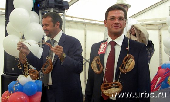 «Доставайте сотовые телефоны — банкиры в кренделях», — не растерялся ведущий праздника