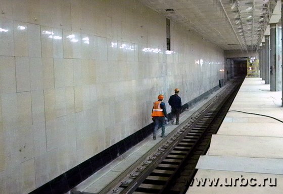 Перед прибытием официальных лиц и журналистов всех рабочих на всякий случай отправили на обед Перед прибытием официальных лиц и журналистов всех рабочих на всякий случай отправили на обед