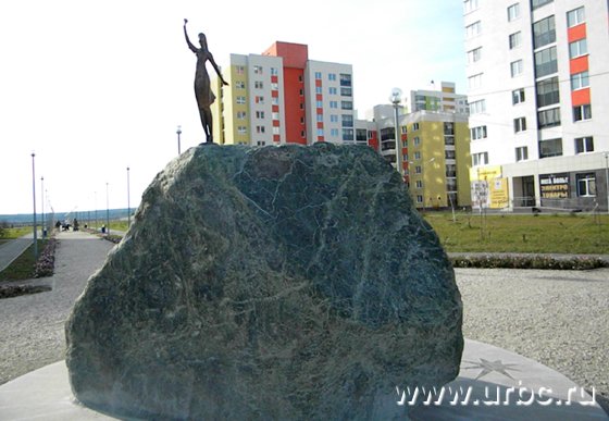 Ассоль, держащая в руках аленький цветочек, символизирует веру, надежду и любовь Ассоль, держащая в руках аленький цветочек, символизирует веру, надежду и любовь