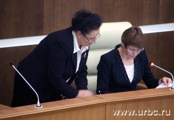 Даже председательствующая Елена Чечунова не удержалась от общения вне регламента